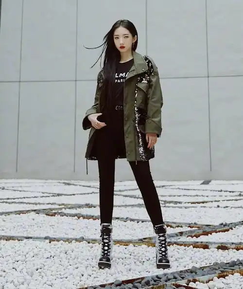 孟美岐最新造型,紧身皮裤搭皮靴尽显大长腿,太飒了