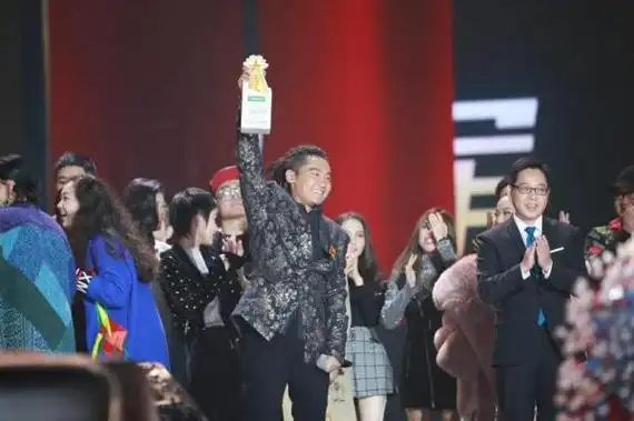 刘欢战队的扎西平措成为《中国新歌声》第二季总冠军.