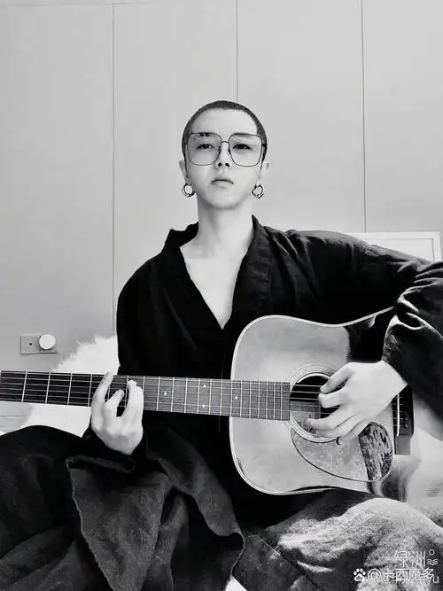 华晨宇寸头造型简洁而不失格调,展现出一种干净利落的独特魅力,令人