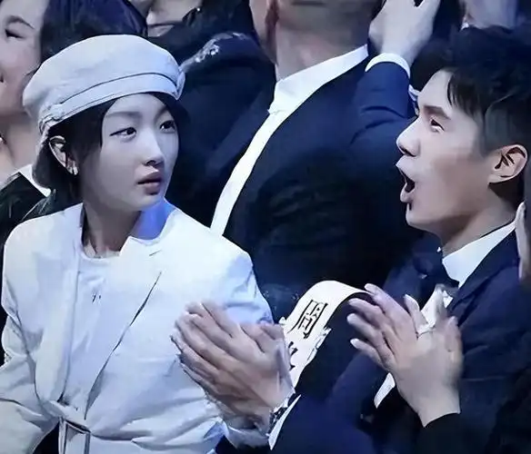 周冬雨:忘拉窗帘与男友大玩"拔萝卜"被拍,拍"裸身照"秀身材