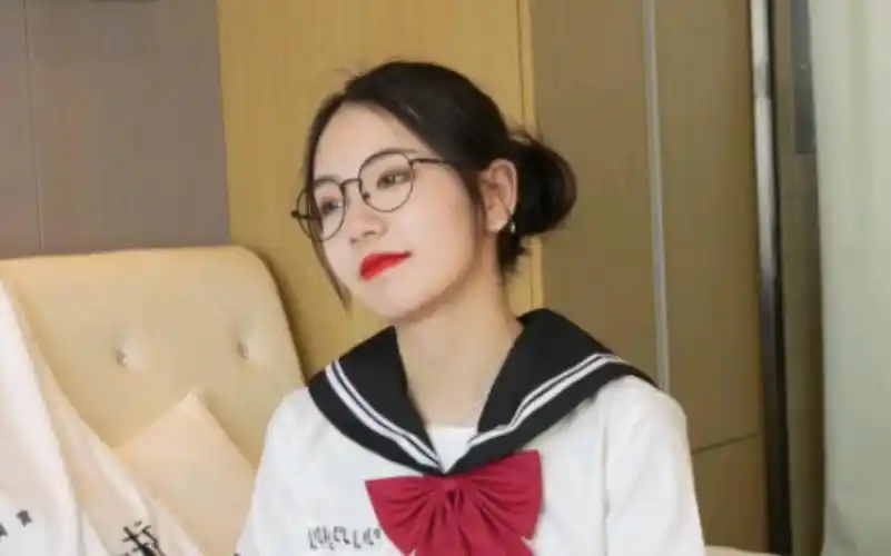 当jk学生制服 戴上眼镜的那一刻
