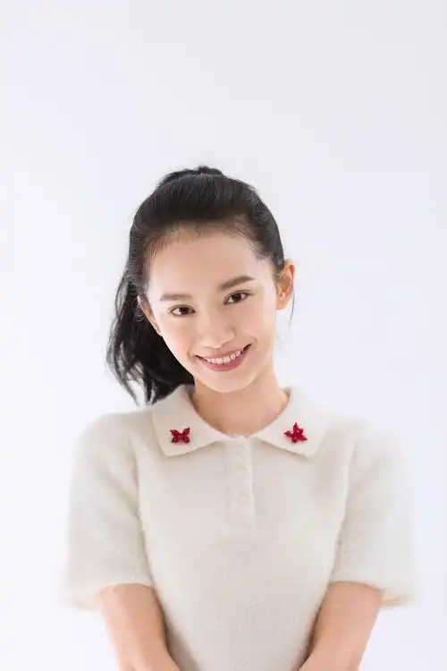 简介:王禛白衣清新性感写真,分享一组王禛图片给大家