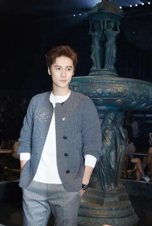 大飞用蒋劲夫告诉大家有种男士时髦叫不用力