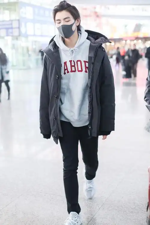 陈飞宇的卫衣穿搭显个性,扎"小揪揪"帅气十足