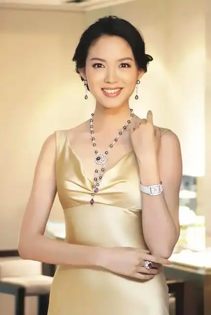 世界小姐张梓琳亮相穿丝缎裙光彩照人嫁给爱情的人生赢家