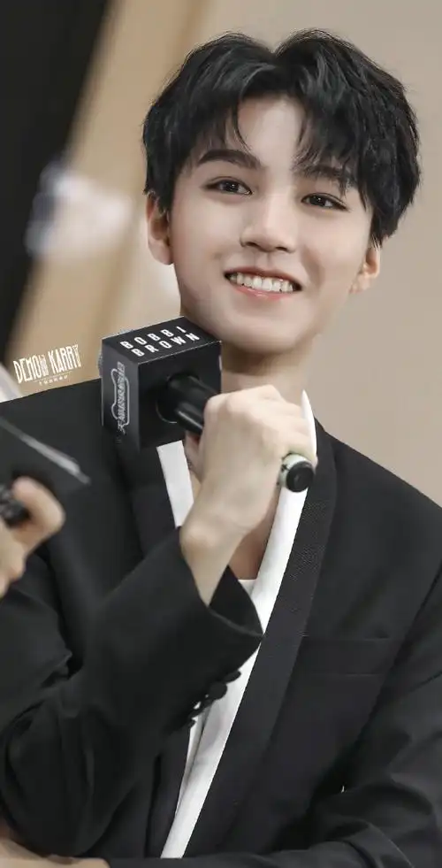 tfboys-王俊凯  回望  图cr:logo 侵删