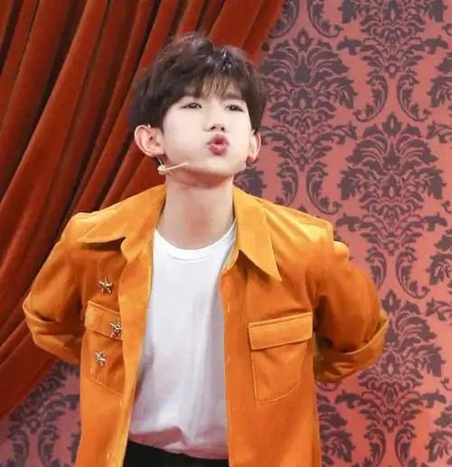 王源尝试过的表情包,嘟嘴撑下巴还能忍,看到图4,狂吞口水