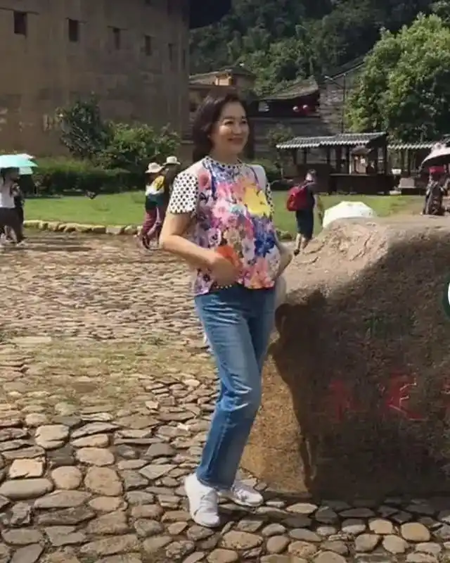 65岁林青霞近况,参观土楼被偶遇,身材逐渐圆润气质依旧