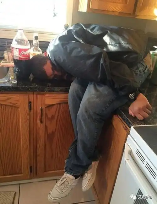 盘点各种奇葩醉态喝多了后任何地方都是睡床