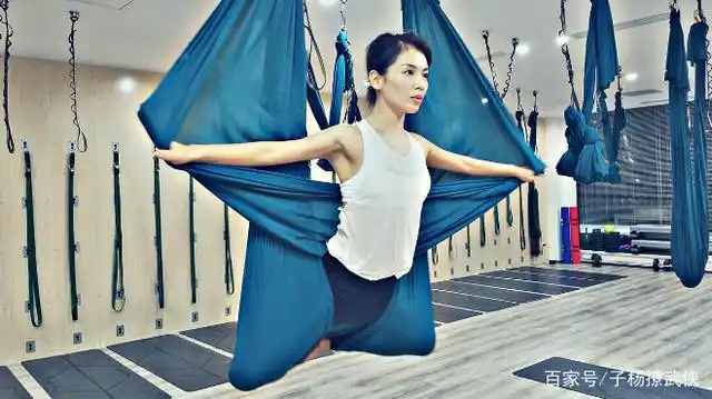 刘涛展现最优美的瑜伽体式,腹肌马甲线很吸睛,我也要学瑜伽