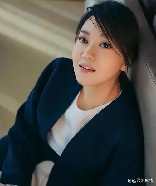 闫妮风韵犹存性感美艳风情万种这才是中年女人最好的状态