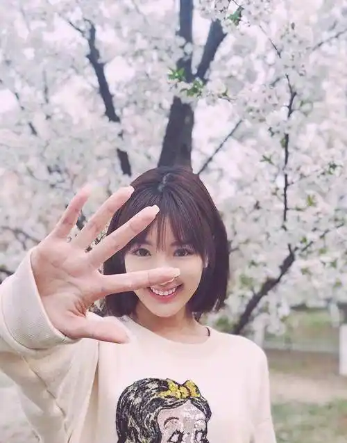 毛晓彤换了一款短发,清爽迷人个性十足,网友:秒变成高校生_造型_发型