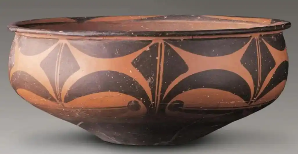 仰韶文化庙底沟类型弧边三角纹彩陶盆.(图片来源:甘肃省博物馆官网)