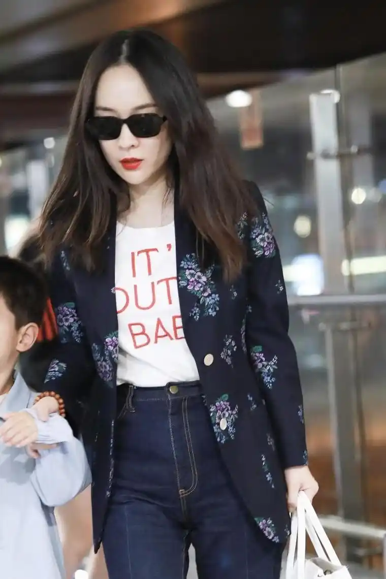 霍思燕气质出众,身穿印花西服搭配牛仔裤,基础款意外穿出高级感