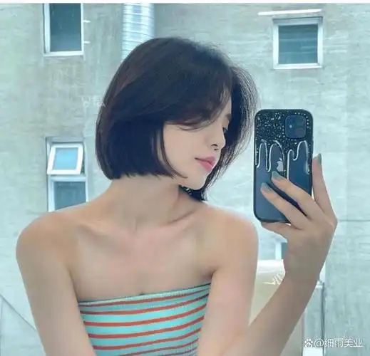 层次,流向,蓬松度,以及发型刘海的选择,设计的恰到好处,有着青春少女