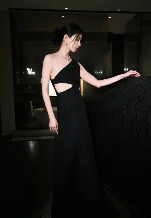 江疏影酷黑长裙,简约利落典雅明媚,演绎曼妙轻盈的摩登风尚_时尚_来自