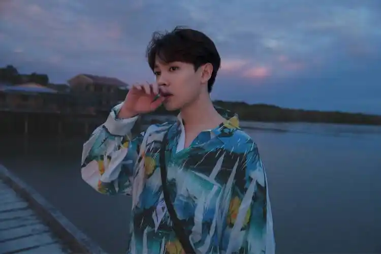 尤长靖 落日沙滩,海风拂面,夏日限定衬衫男孩!_高清图集_新浪网