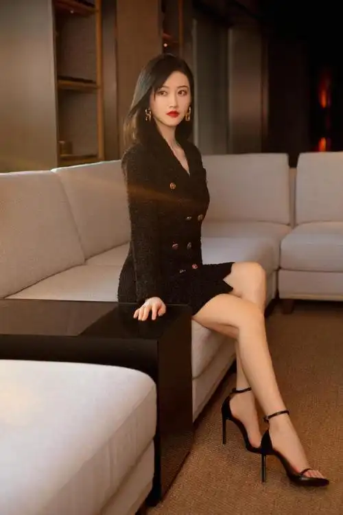 景甜和许凯在乐游原中大飙两款酷造型看出她的时尚品味