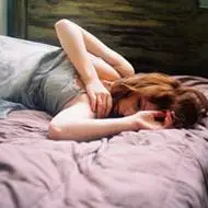 趴着的女生唯美头像