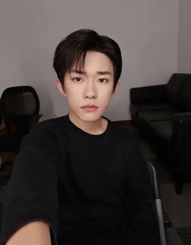 易烊千玺久违晒自拍照 素颜怼脸自拍皮肤状态超好