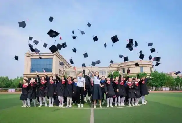 初中毕业合影,#校园时光相册 #最难忘的瞬间 #学生时代的回 - 抖音