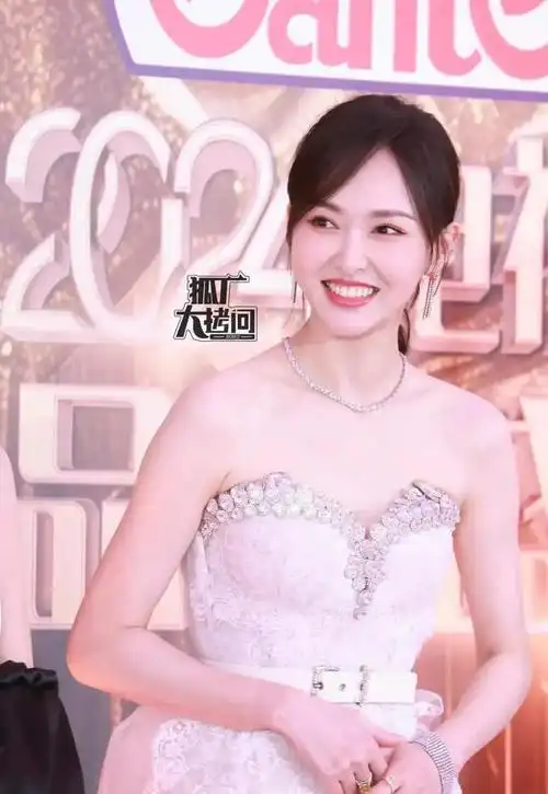 上海这一夜金晨底妆厚关晓彤又高又壮唐嫣笑出双下巴