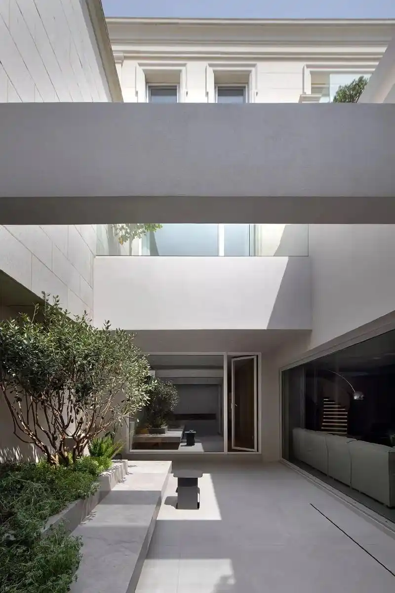 庭院花园 #下跃式带花园的房子 #现代风格的别墅图片大全  - 抖音