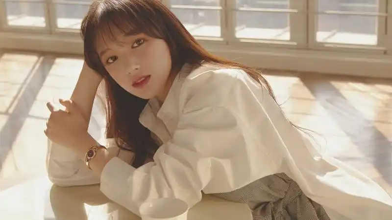 程潇咖啡白衬衫4k高清美女壁纸1920x1080