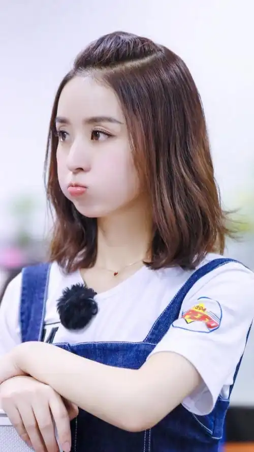 这是我见过最萌的赵丽颖,努嘴傻笑太可爱!