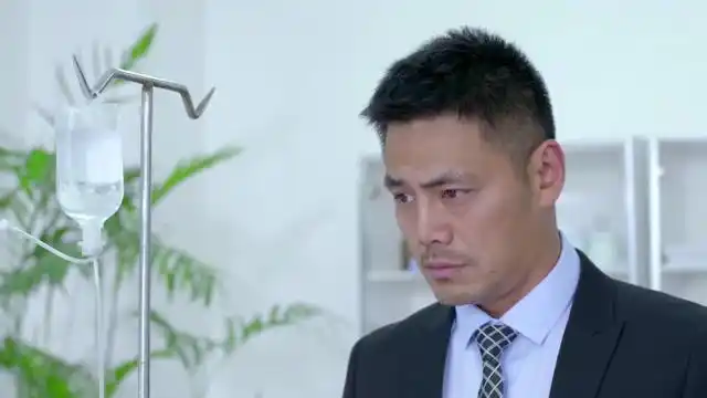 麻辣变形计:小迪受伤住院,熊阔海意外发现,小迪戴着女儿的项链