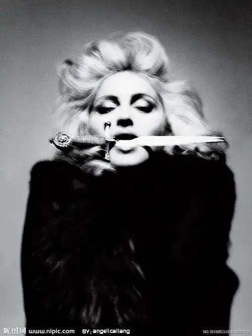 麦当娜性感裸照被成功拍卖口叼烟卷风情万种组图