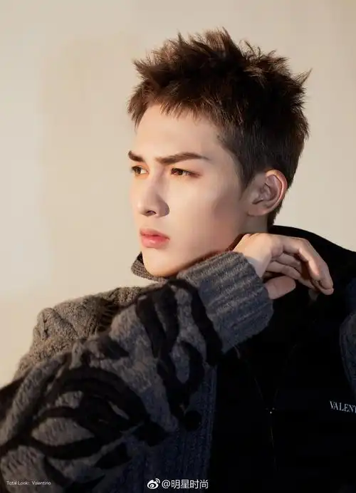 朱正廷时尚大片,短发出镜的朱仙子硬朗帅气