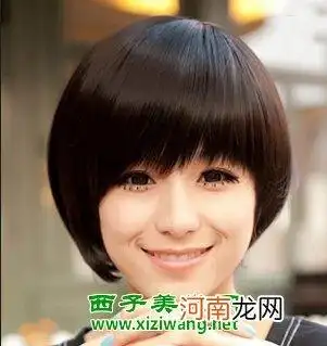 黑色的发色,顺直的头发,这样子的波波头的短发,修脸的同时也显得很