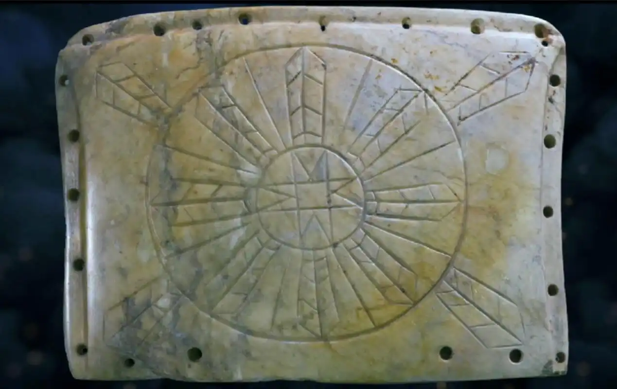 专题史前文物蕴藏古老智慧凌家滩遗址玉龟玉版钻孔玉人等高科技