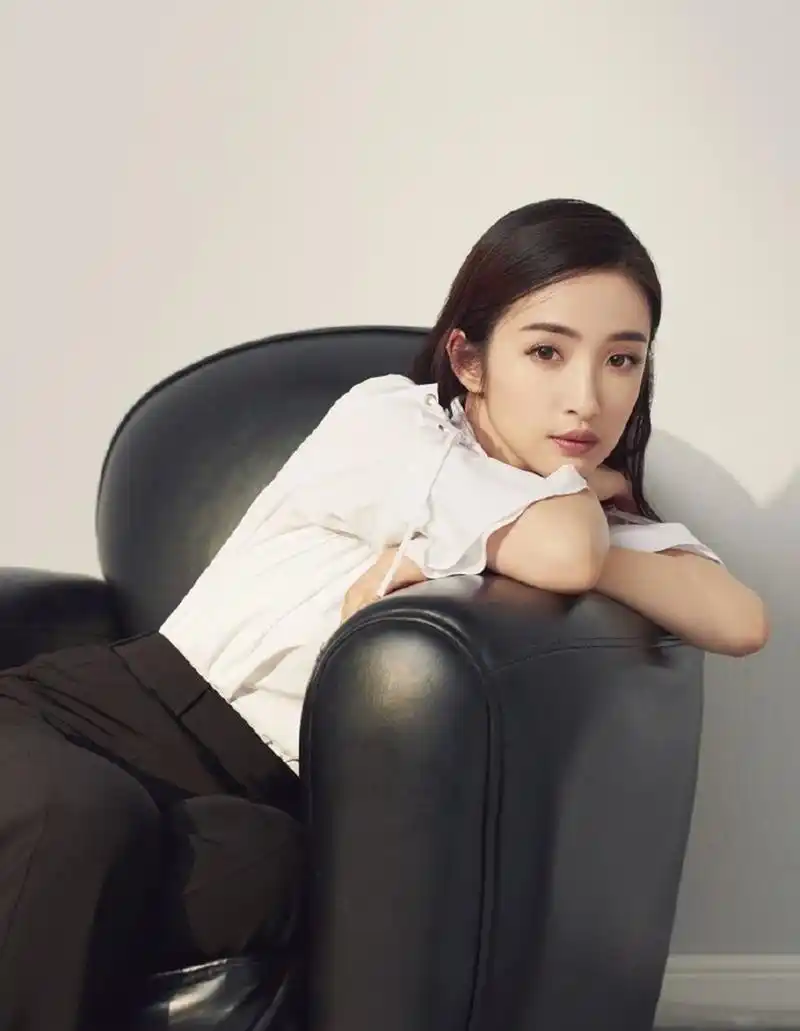 让我们一起走进林依晨的世界,感受她作为女神的独特魅力.