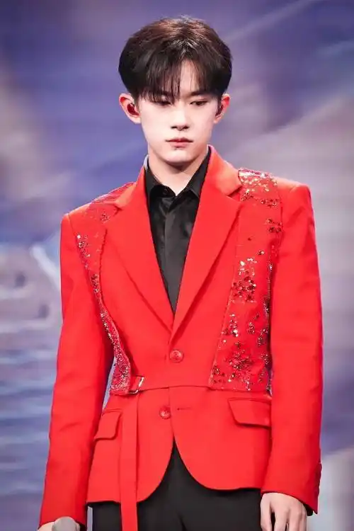 易烊千玺与新年红的适配度!