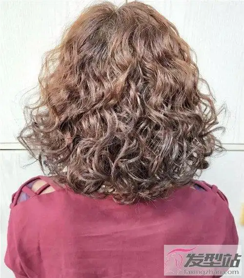 45岁以上女士适合的发型 气质泡面头拒绝老气