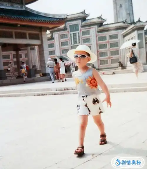 走出这六亲不认的步伐的是胡一天,果然是大长腿,小时候这腿就很长,这