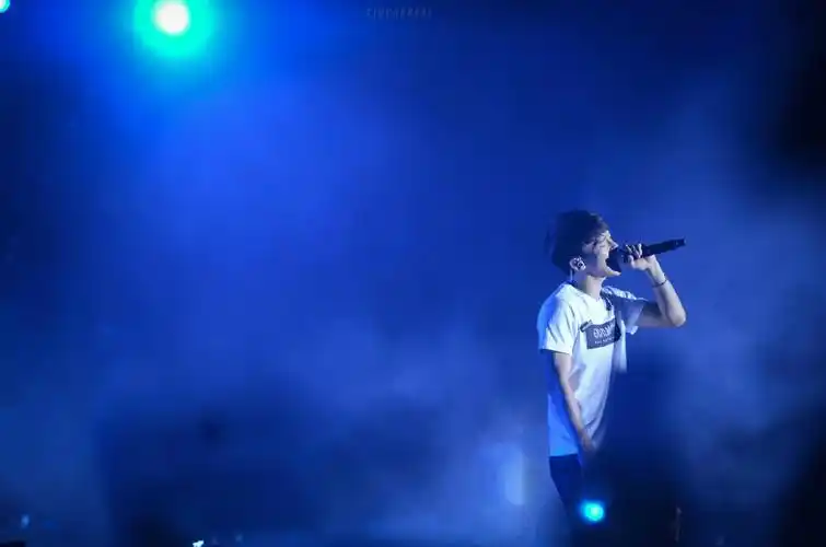 p>金钟大,艺名chen,1992年9月21日出生于韩国京畿道始兴市,韩国男