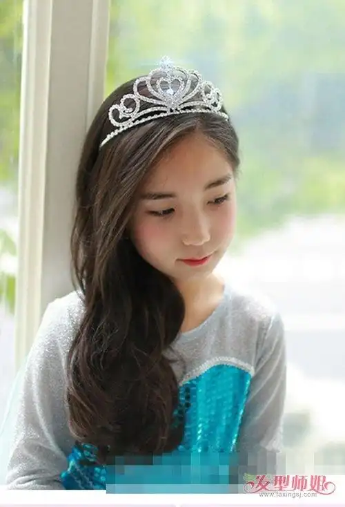 儿童公主头戴皇冠的梳扎发图片正当流行小女孩公主头扎散发大全