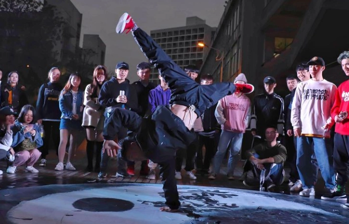 张文瀚不仅会给大家带来精彩的舞蹈表演,同时,也会传授hiphop舞蹈相关