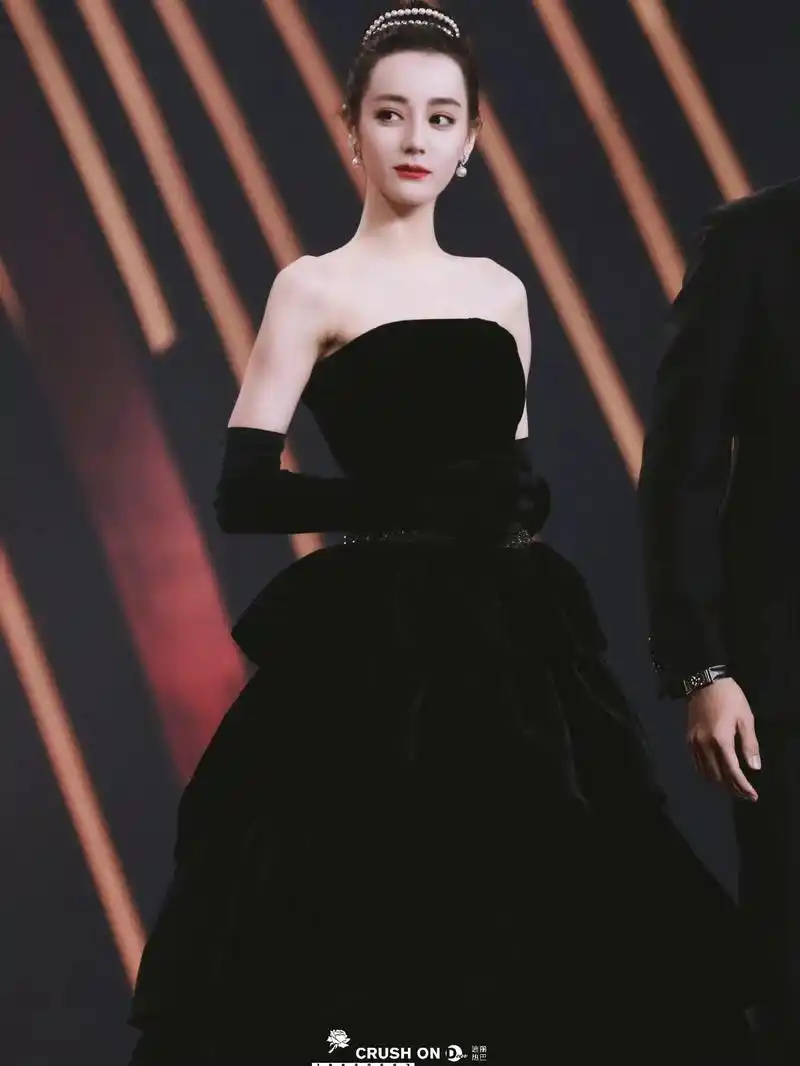 迪丽热巴的"赫本造型"太惊艳,网友:让你模仿,没让你超越