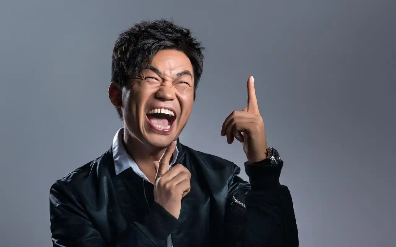 王宝强下地干农活动作娴熟,自称是地道的农民,女友冯清出镜帮忙.