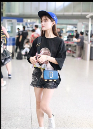 陈意涵穿黑色t恤搭配牛仔短裤现身机场比v嘟嘴卖萌真的好可爱