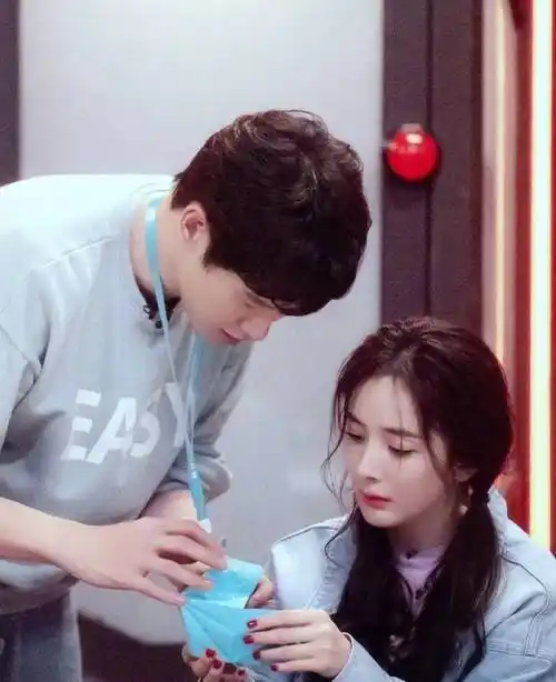 杨幂魏大勋疑似分手,两人关系大揭秘!_衣服_感情_恋情