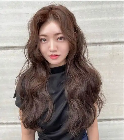 国字脸女士发型别乱整,试试这几种烫发,好看时尚显气质