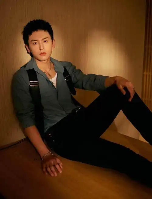 今天也是无法喊出老婆的一天 张哲瀚寸头照脱敏计划(有)_手机搜狐网