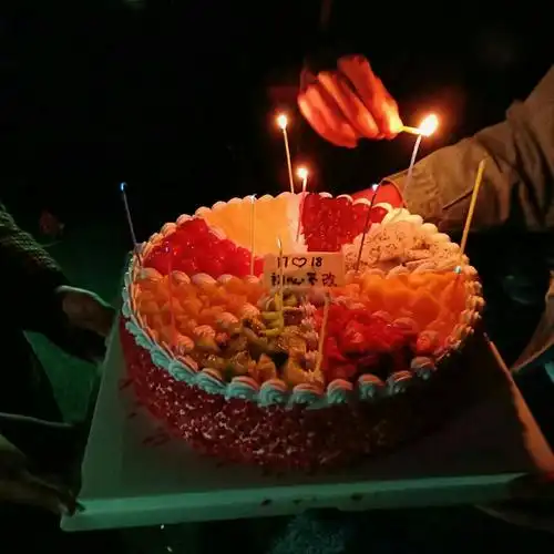 活动最后,还有队员们的"生日"蛋糕,这是全体队员的生日,蜡烛火光照