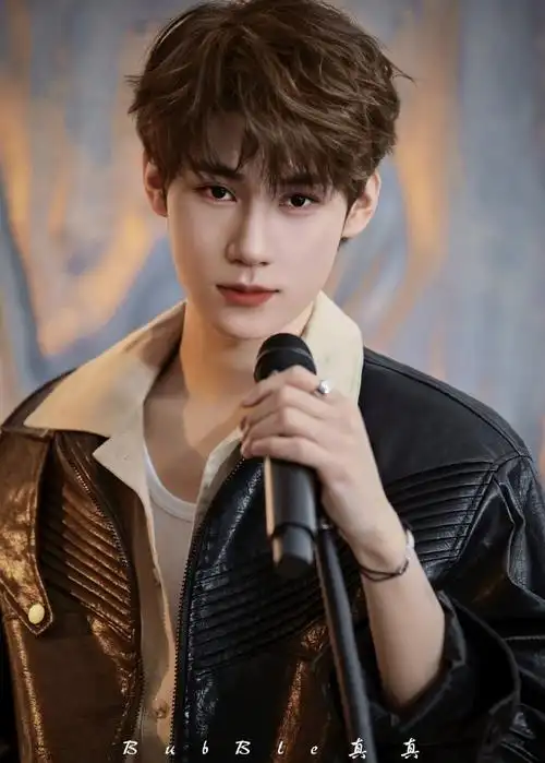 张真源百忧戒皮衣造型##青年演员张真源