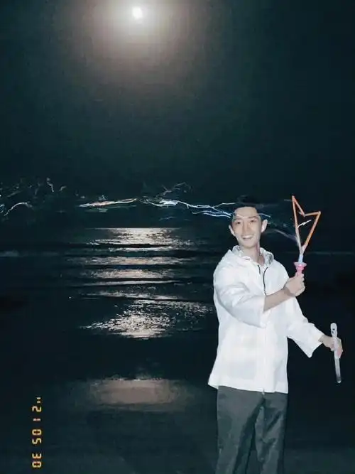 【肖战超话】  烈日炎炎,速来查收在海边玩泡泡的肖战发来的明信片吧